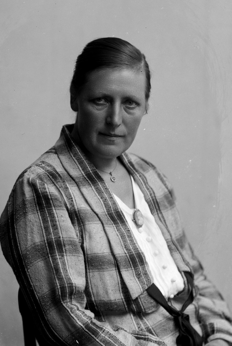Christian Grundseth, GAUSTAD FRU KAPTEIN, HALVFIG. , 31546