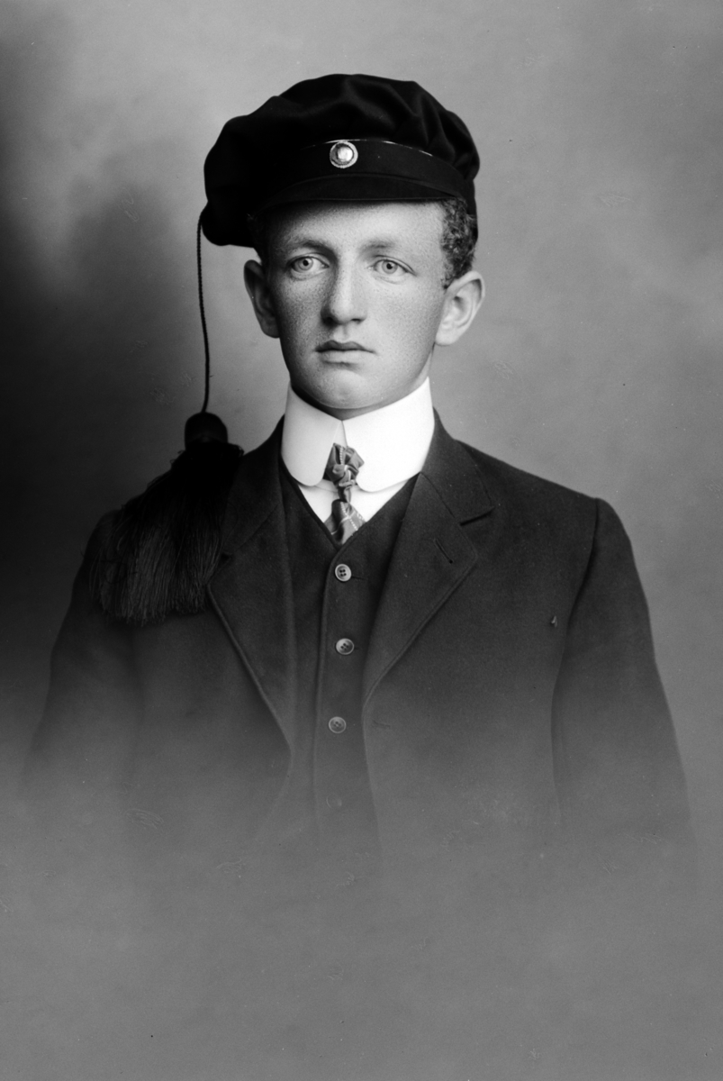 Christian Grundseth, GRUNDT ODD, STUDENT, HALVFIG. , 12009 Født 1891, sønn av overkonduktør L. A. Grundt, han var ved Hamar stasjon i 1910. Kadett i Kristiania i 1910.