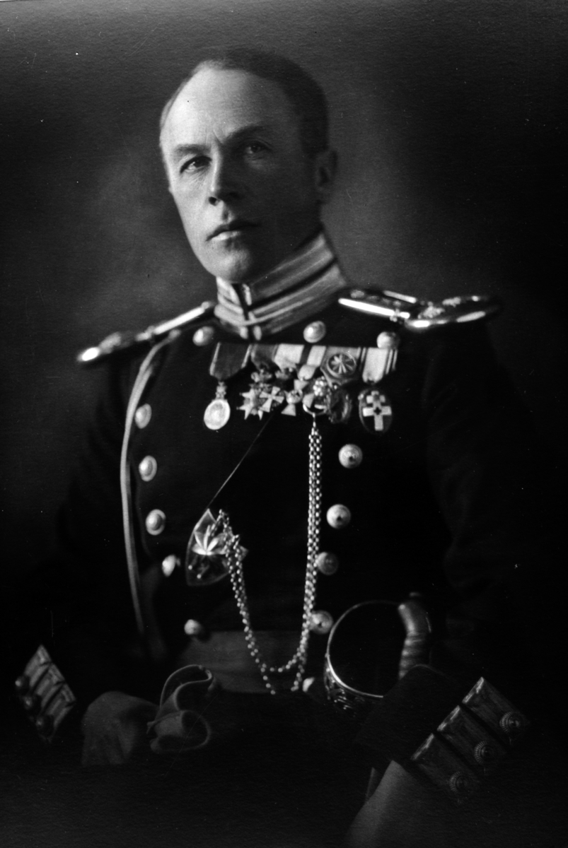 Christian Grundseth, HENSCHEIN LØITNANT. , HALVFIG. , UNIFORM, REPRO. 38016