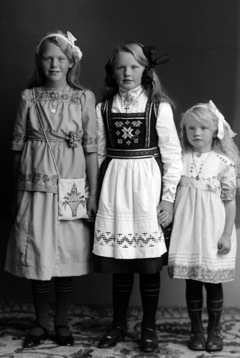 Christian Grundseth, JEMTLAND LANDHANDEL. , BRUMUNDDAL, GR: 3 JENTER, 15257 Søstrene Jemtland: Birgit gift Berckenhoff (1902-1996), Kirsten (1904-1995) og Anna (1908-1987).