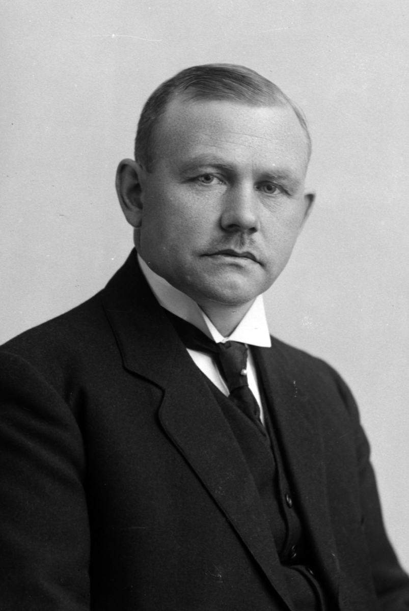 Christian Grundseth, LARSEN TANNLEGE, HALVFIG, MANN, 30105