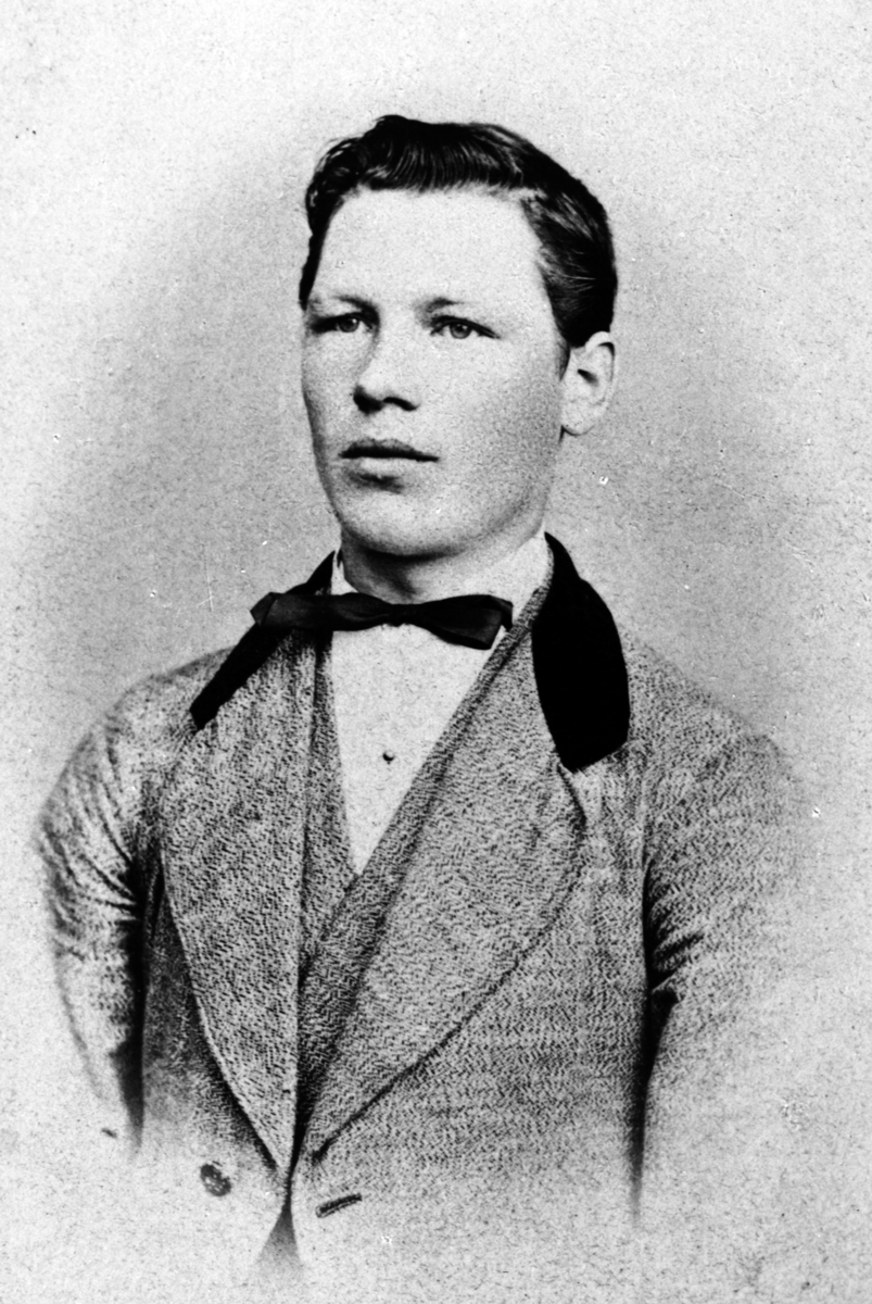 Christian Grundseth, MIKAELSEN FRØKEN, REPRO: HALVFIG. , MANN, 36626