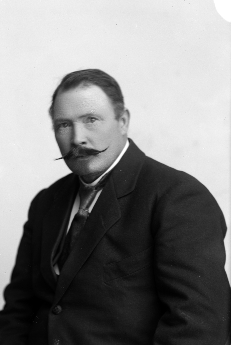 Christian Grundseth, NORDSTRØM SNEKKER, HALVFIG. , 23311