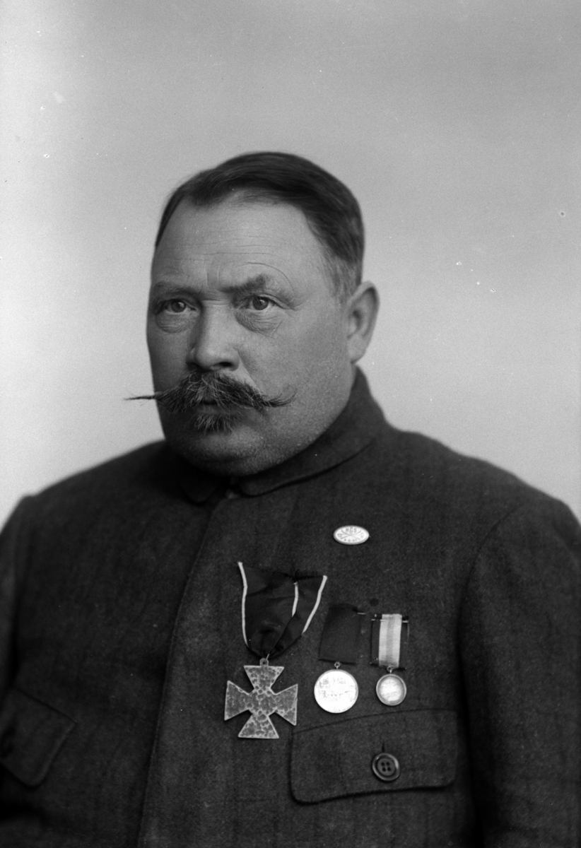 Christian Grundseth, NORDSTRØM SNEKKER, HALVFIG. , MEDALJER, 31078. En av medaljene er et jernkors, ikke tysk type.