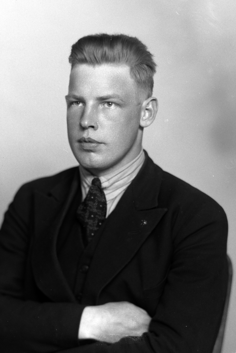 Christian Grundseth, OLSEN BJERKE FRITJOF, HALVFIG. , SERTF. , 36933