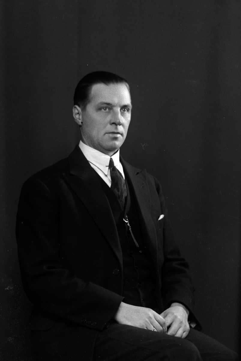 Christian Grundseth, PEDERSEN P. H. , NORGES BANK, HALVFIG, PASS, 39056