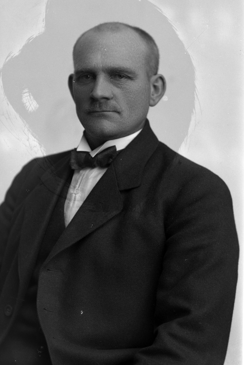 Christian Grundseth, SAGSVEEN VAKTMESTER, HALVFIG. , 23292