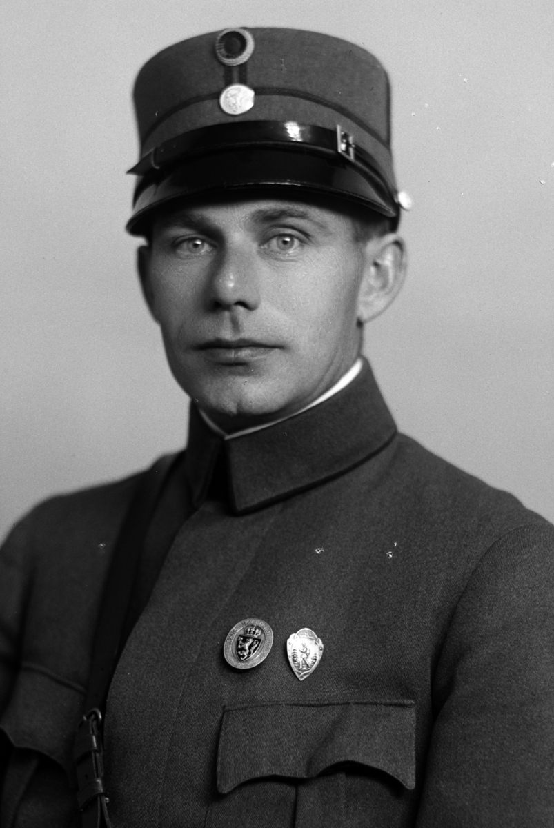Christian Grundseth, KRISTIAN MIKAL SKEIBROK HESKESTAD, MANN, FØDT 05. 01. 1896, MILITÆRUNIFORM, OFFISERUNIFORM. HALVFIG. , 33212 Skeibrok er morens fødselsnavn som søster av billedhogger Skeibrok fra Lista. Uniformen på dette bildet er utstilt i museet i Ostrzeszow, stedet han satt som fange i slutten av krigen. Arres…