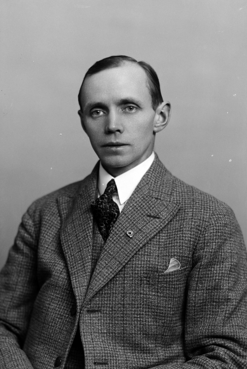 Christian Grundseth, STEEN KJØPMANN, HALVFIG. , PASS, 33726