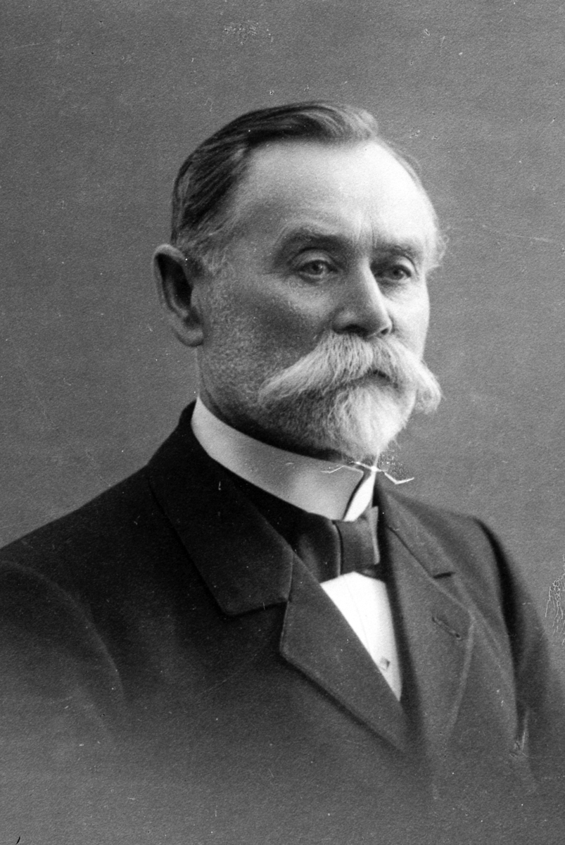 Christian Grundseth, SØBERG BESTYRER, HALVFIG. , 34270
