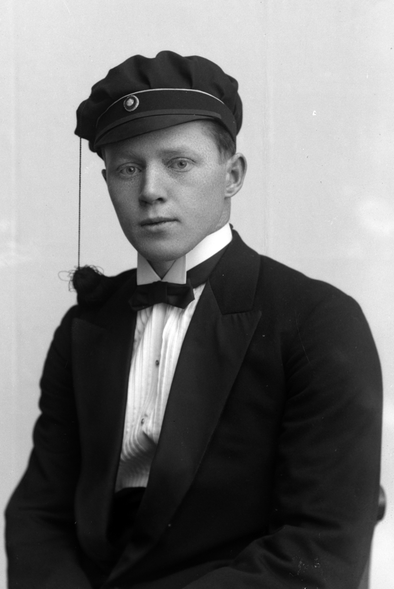 Christian Grundseth, SØRSDAL STUDENT, HALVFIG. , 23405