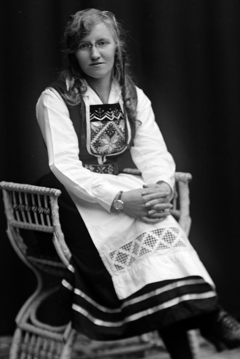 Christian Grundseth, TILLER FRØKEN, HELFIG. , BUNAD, 26561