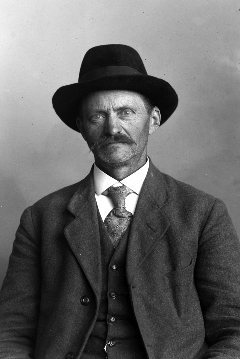 Christian Grundseth, TØNSET HALVOR, HALVFIG. , 22706