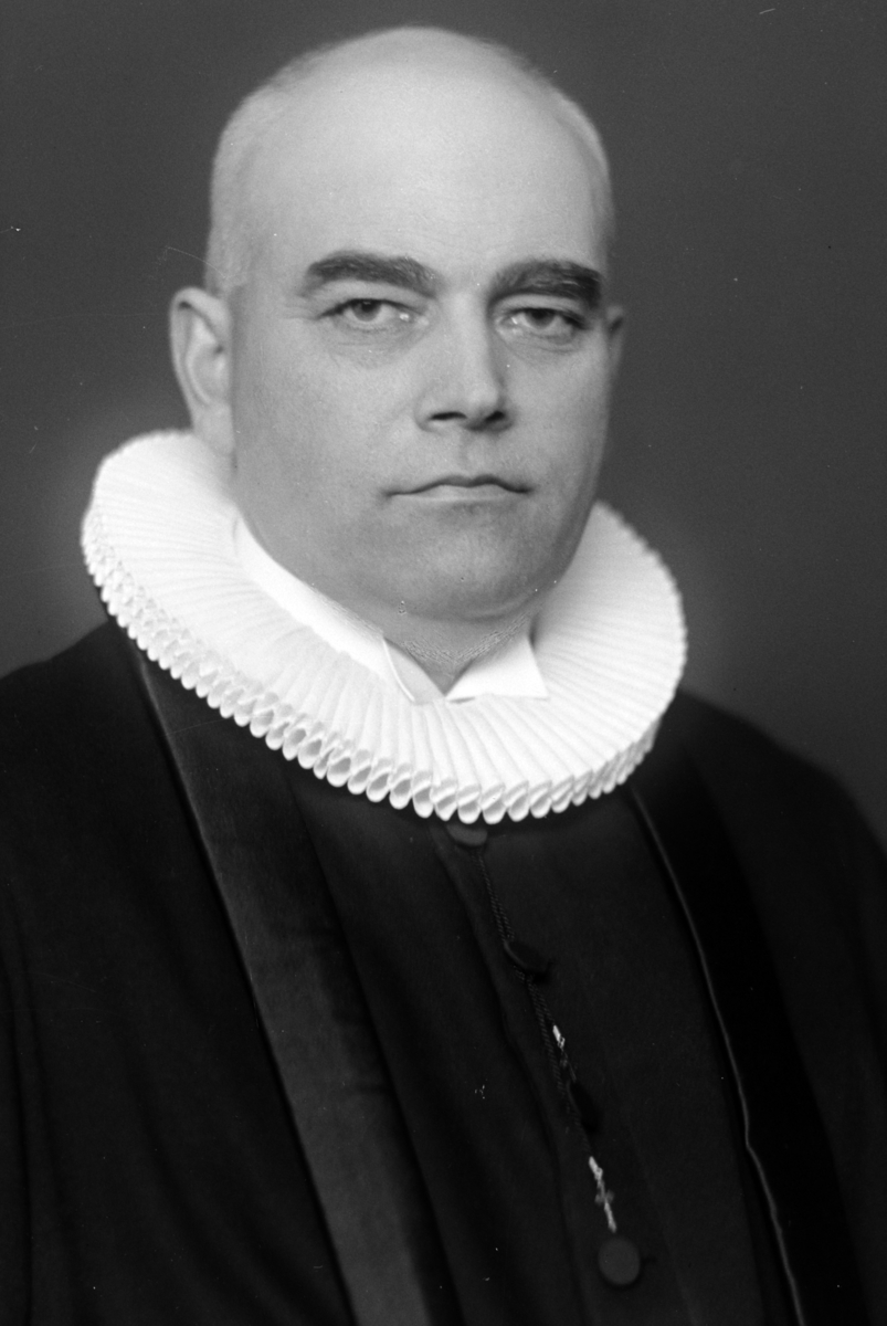 Christian Grundseth, WINSNES SOGNEPREST, HALVFIG. , PRESTEKJOLE, 37590