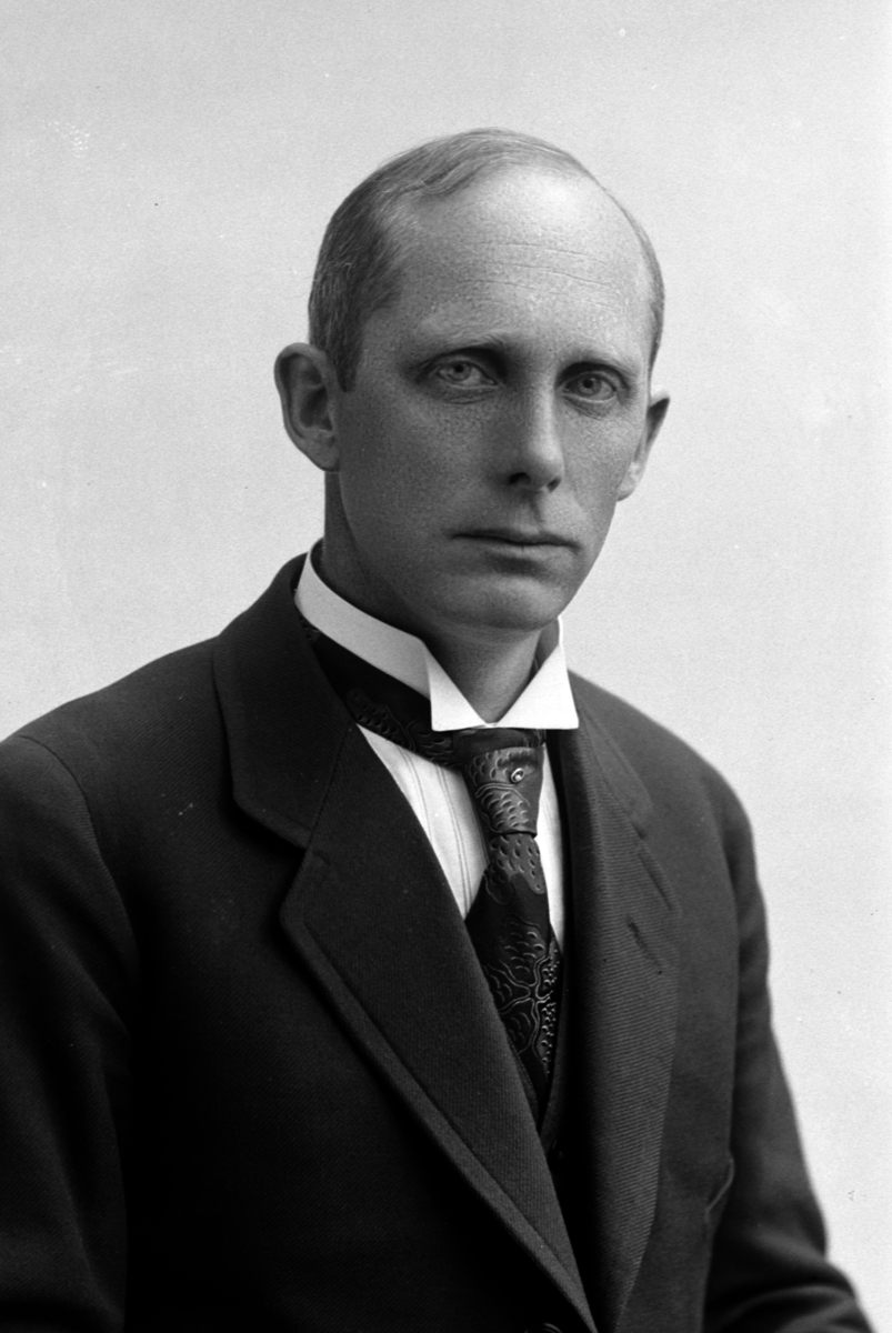 Christian Grundseth, AAMLIE OVERLÆRER, HALVFIG. , 29488