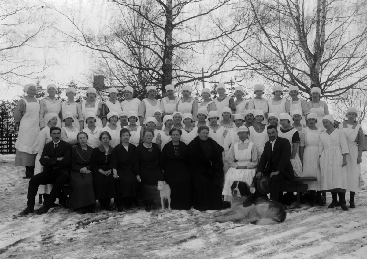 Christian Grundseth, DYSTINGBO HUSTELLSKOLE PÅ RIDABU I HAMAR, SCHØNBERG ERKEN, GR: 48, ELEVER, LÆRERE, 1923. Nr 7 fra venstre i rad 1 er Henriette Schønberg-Erken. Damen som er nr. 11 fra høyre i midtre rekke, er Olga Lamark (1903-1988). I Olga Lamarks minnebok fra tiden på Dystingbo står navnene på en del av hennes k…