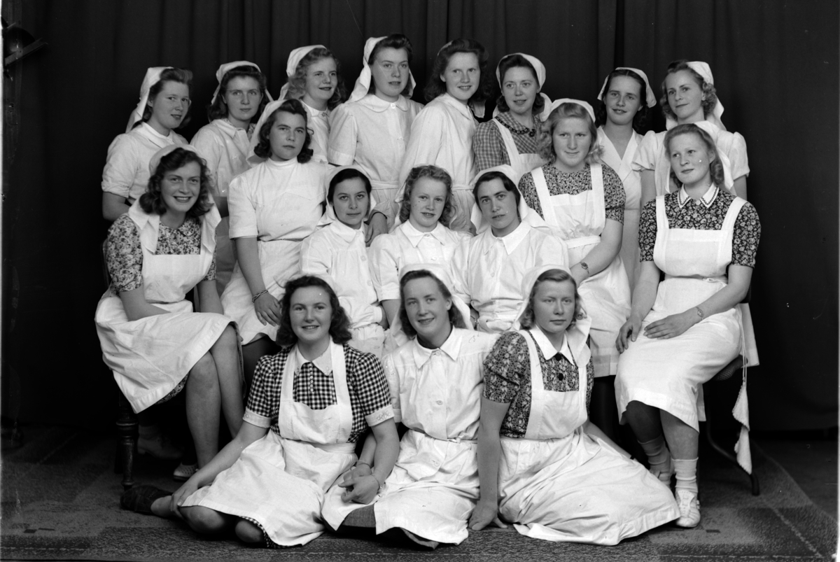 Christian Grundseth, HAMAR KOMMUNALE. HUSMORSKOLE, GR: 18, UKJENTE ELEVER. Inger Johanne (Jaj) Mølstad, Roald Amundsensgate 3, Hamar (stående nr 5 fra venstre). Inger Eriksen (1925-2006) flyttet som gift til Oslo. Avgangsvitemål fra Hamar komm. husmorskole ble signert 9. juni 1941 av bestyrinne Karen Berge, lærerinne E…