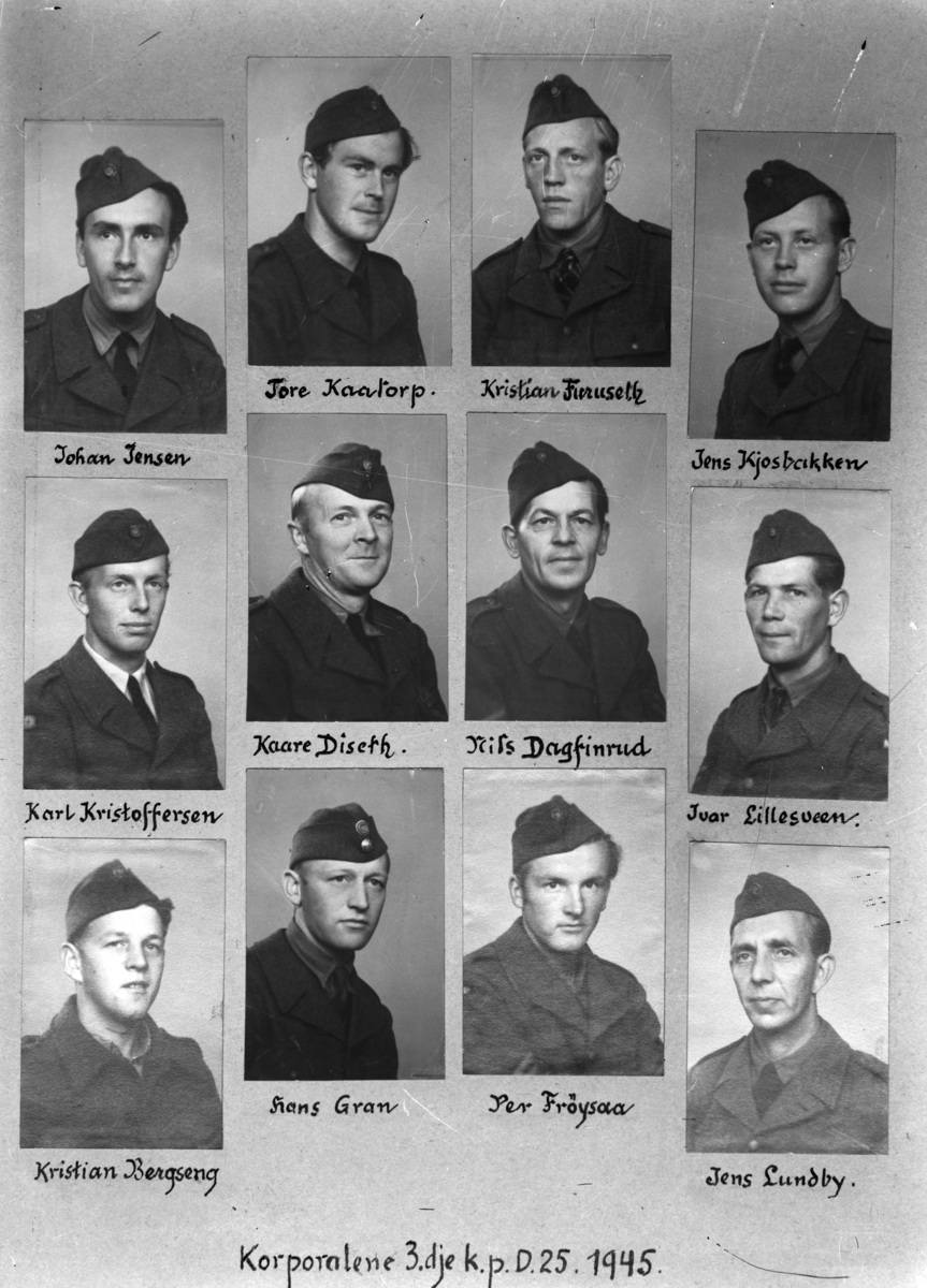 Christian Grundseth, KORPORALENE 3. DJE K. P. D. 25, GR: ØVERSTE F. V. JOHAN JENSEN, TORE KAATORP, KRISTIAN FURUSETH, JENS KJOSBAKKEN. 2 REKKE F. V. KARL KRISTOFFERSEN, KAARE DISETH, NILS DAGFINNRUD, IVAR LILLESVEEN. 3. REKKE F. V. KRISTIAN BERGSENG, HANS GRAN, PER FRØYSAA OG JENS LUNDBY