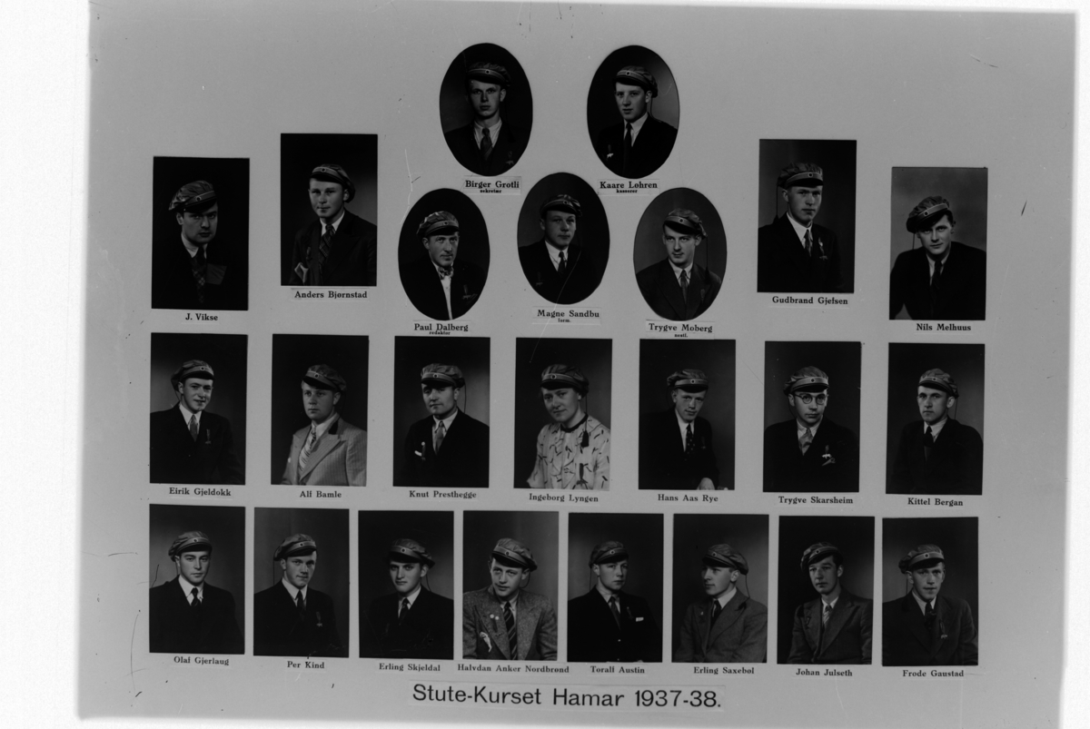 Christian Grundseth, STUTE-KURS, HAMAR, 1937-38, 1 REKKE ØVERST F. V. JENS VIKSE, ANDERS BJØRNSTAD, PAUL DALBERG, BIRGER GRTLI, MAGNE SANDBU, KAARE LØHREN, TRYGVE MOBERG, GUDBRAND GJELSEN, NILS MELHUUS. 2 REKKE F. V. EIRIK GJELDOKK, ALF BAMLE, KNUT PRESTHEGGE, INGEBORG LYNGEN, HANS AAS RYE, TRYGVE SKARSTEIN, KITTEL BER…