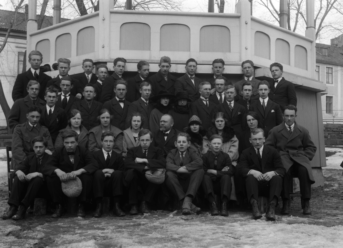 Christian Grundseth, HAMAR HANDELSSKOLE, GR: 40, UKJENTE ELEVER OG LÆRER V/TRIANGELEN, VÅREN 1924. SE OGSÅ 401-305.