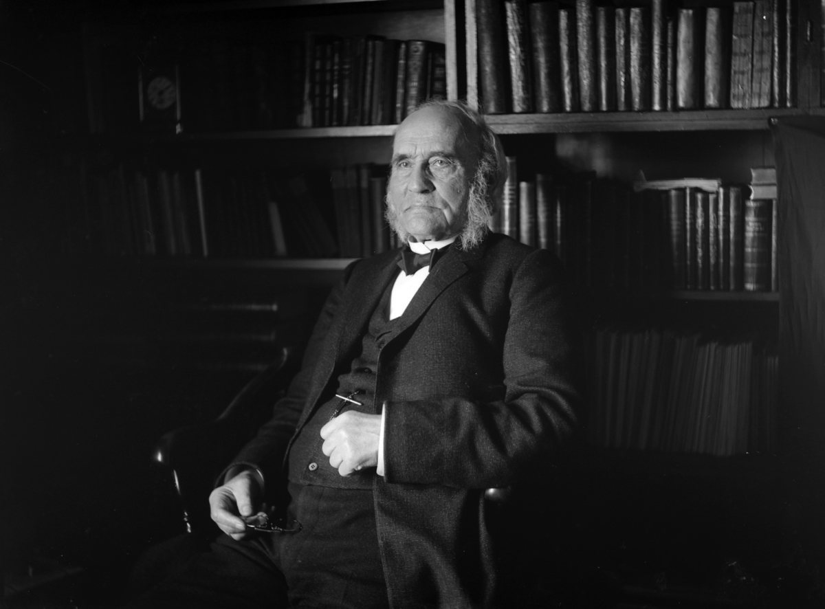 Christian Grundseth, REDAKTØR, SKOLEBESTYRER OLAUS ARVESEN, PORTRETT, INTERIØR KONTOR,