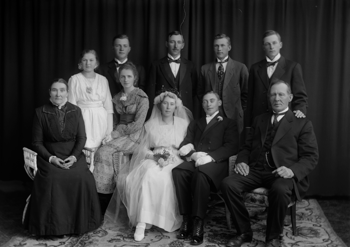 Christian Grundseth, Fuglerud T. O, gr: 10, brudepar m/familie. T. O. Fuglerud (Laurits Torolf Olufssønn Fuglerud) og Signe Olsdtr. Jettestad ble viet i Hamar 10/10 i 1919. Giftemålet er ført inn i kirkeboken for Fåberg i Fåberg nr 11 (1901-1921; ekteviede side 225). Han var født i Søndre Land, hun i Fåberg. Helt til v…