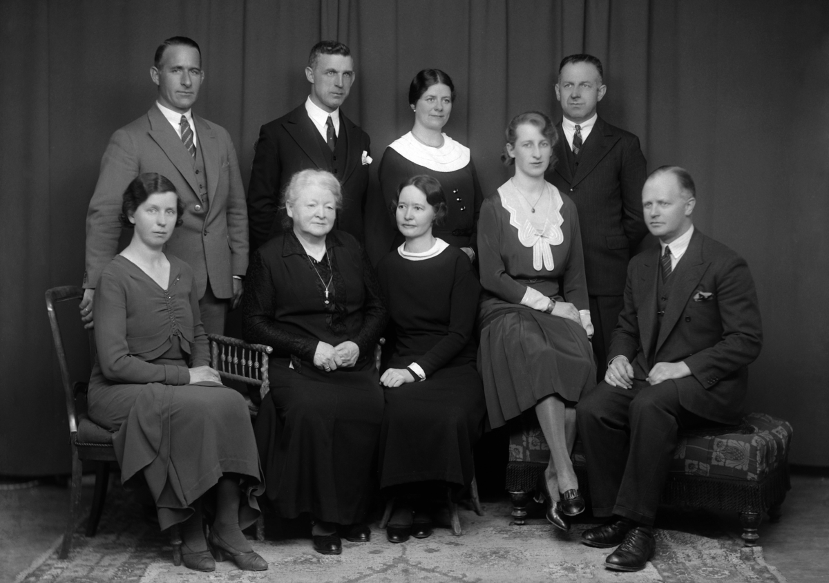 Christian Grundseth, BETZY ØSTBYE MED BARN OG SVIGERBARN, 1934. FORAN F. V BIRGIT "BIBBI" WALDROP F. ØSTBY, BETZY ØSTBYE, INGRID ØSTBYE F. WIK (GIFT MED RAGNAR ØSTBYE), INGRID KLOUMAN F. ØSTBYE, GERHARD KLOUMAN. BAK F. V. RAGNAR WALDROP, RAGNAR ØSTBYE, GUDRUN ØSTBYE F. KALLEBERG OG HARALD ØSTBYE.