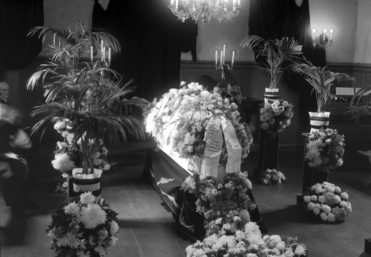 Christian Grundseth, WIEBERG FRU KJØPMANNS BÅRE, BEGRAVELSE, KISTE, BLOMSTER
