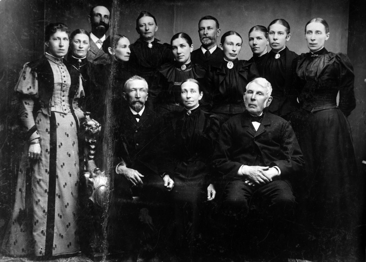 Christian Grundseth, Thomassen Therese, Ådalsbrug i Løten, repro:gr:14. Familiegruppe, 14 menn og kvinner, bestilt av Therese Thomassen, Ådalsbruk. Gift med former Teodor Tomassen ved Ådals Bruk, bosatt Bjerkeli 1910.