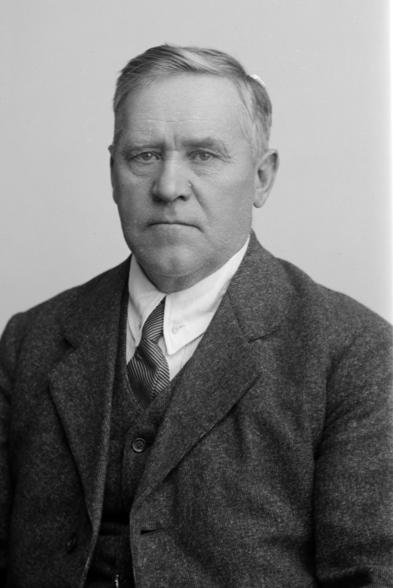 Christian Grundseth, OUSTAD A. , HALVFIG. , 26651