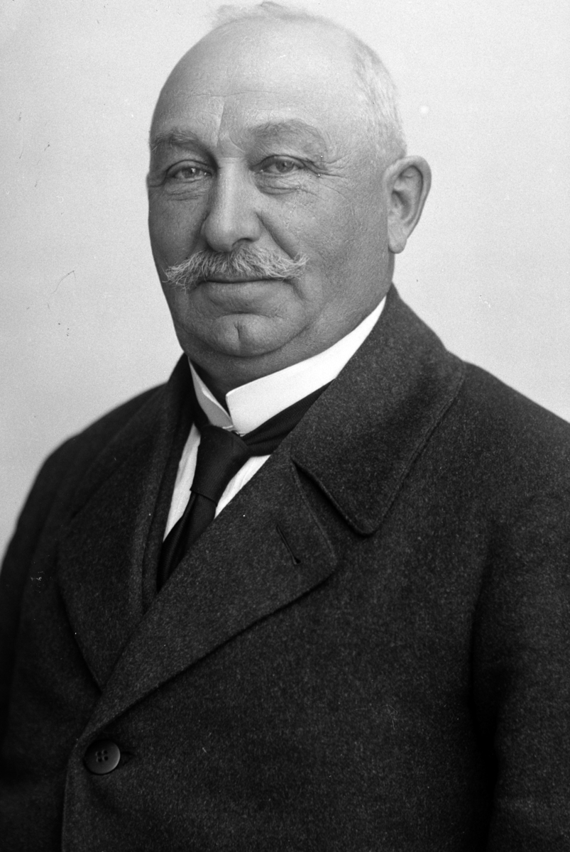 Christian Grundseth, PLATOU 0. , PORTR: HALVFIG. , MANN 29389