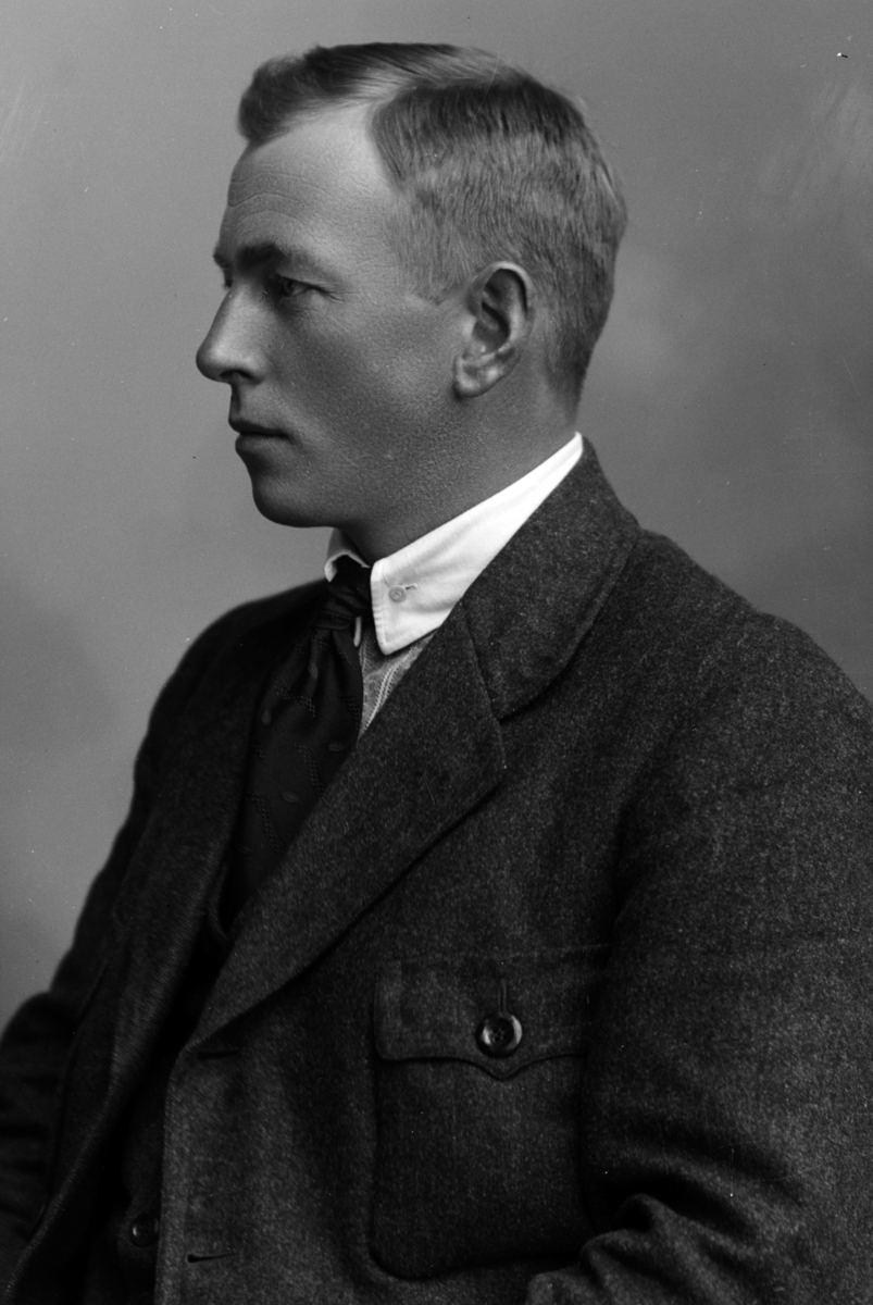 Christian Grundseth, QUALE GÅRDBRUKER, HALVFIG. , 21166