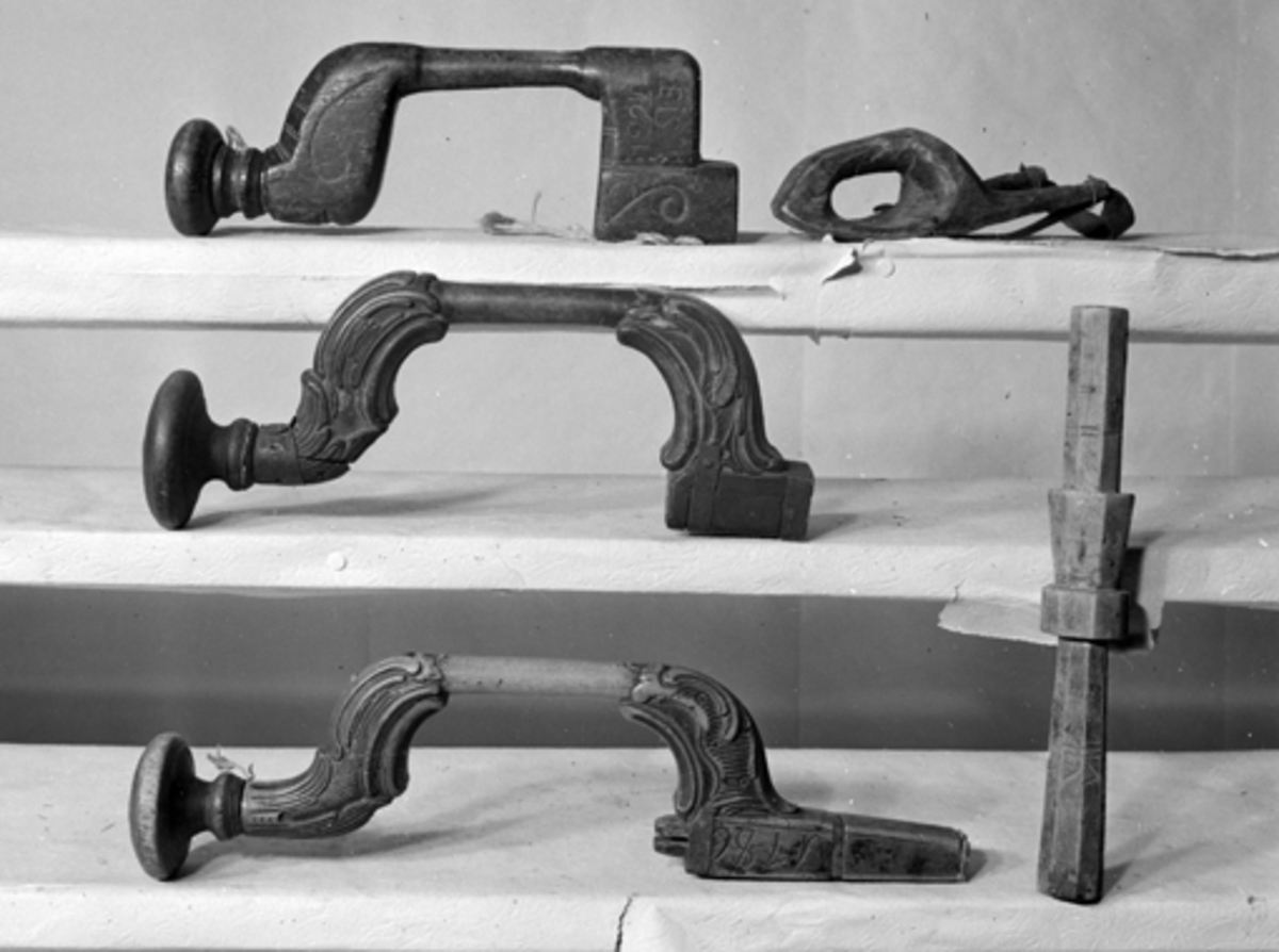 Toralv Bleken-Nilssen, Gjenstandfotografering, Opplandenes folkemuseums samling. (Hedmarksmuseet) 3 borvinder, skjøve og et ukjent verktøy.