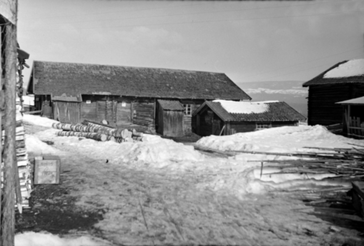 Toralv Bleken-Nilssen, STAV, FURNES i Ringsaker. FJØS MOT NORD. Gårdstun.