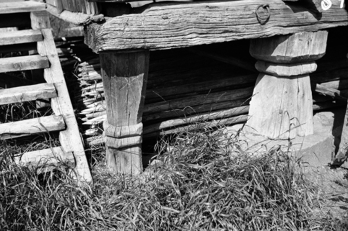 Toralv Bleken-Nilssen, VALSIG. ØVRE. FURNES i Ringsaker. STABBUR. DETALJ. FB2. 479. 802-1