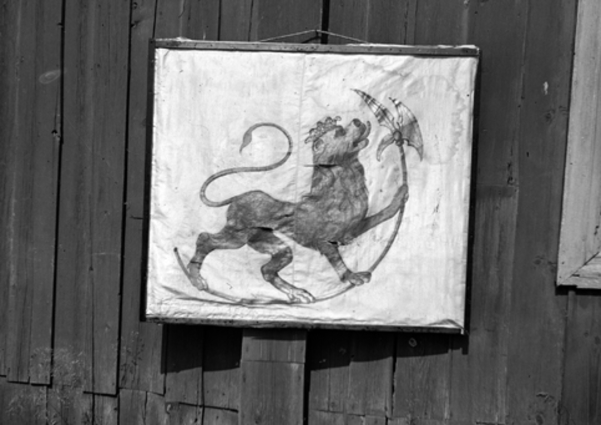 Toralv Bleken-Nilssen, FANE. MOTIV. LØVE. Den norske løve med hellebard og derfor i modellen fra før 1844