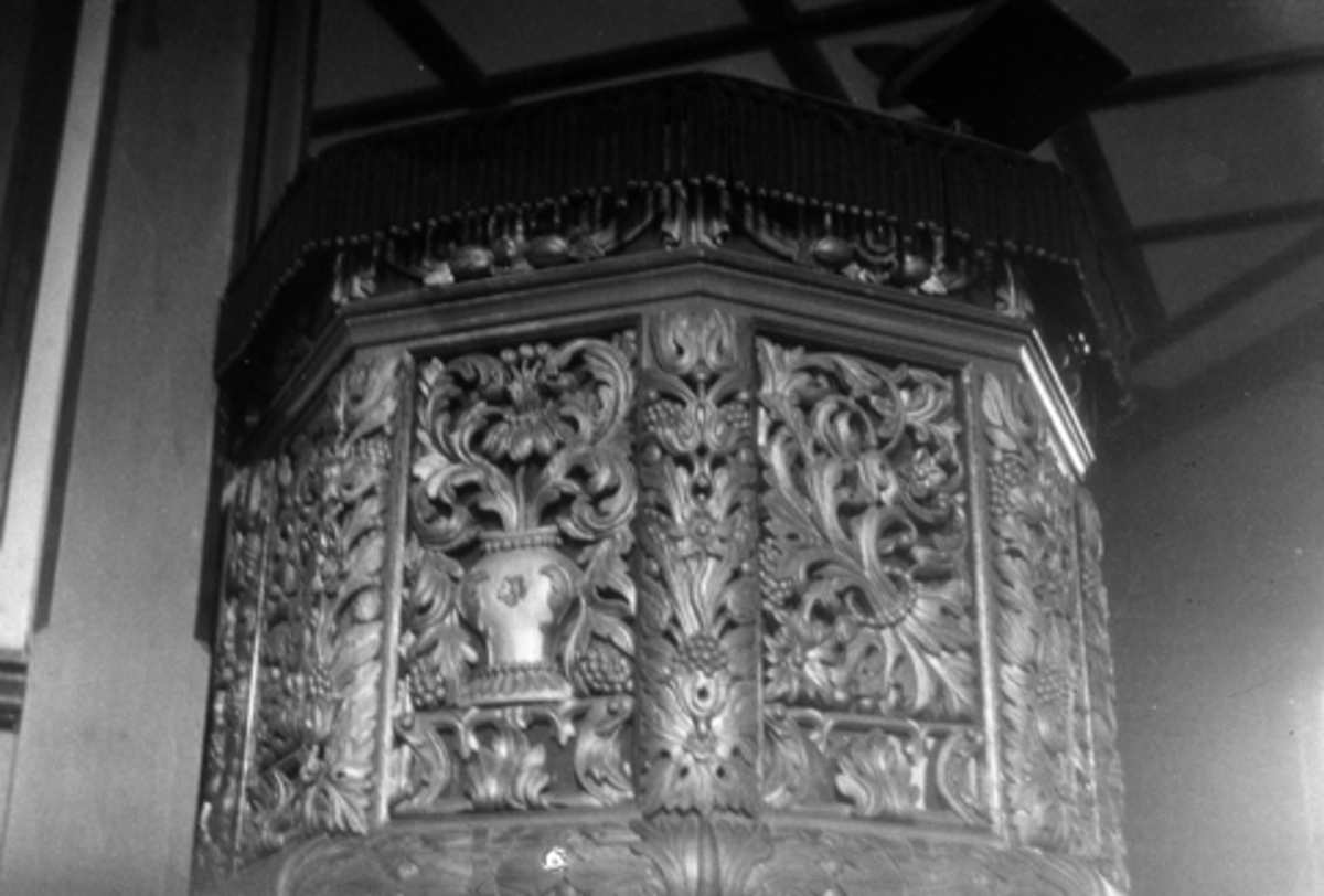 Toralv Bleken-Nilssen, ELVERUM KIRKE. PREKESTOL. 1738.