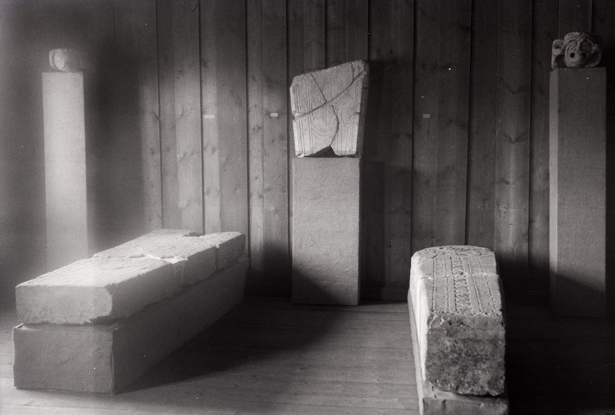 Toralv Bleken-Nilssen, Middelalderutstillingen i Løtenbygningen, Hedmarksmuseet, Domkirkeodden. Gravsteiner fra Domkirken. HDH.18.