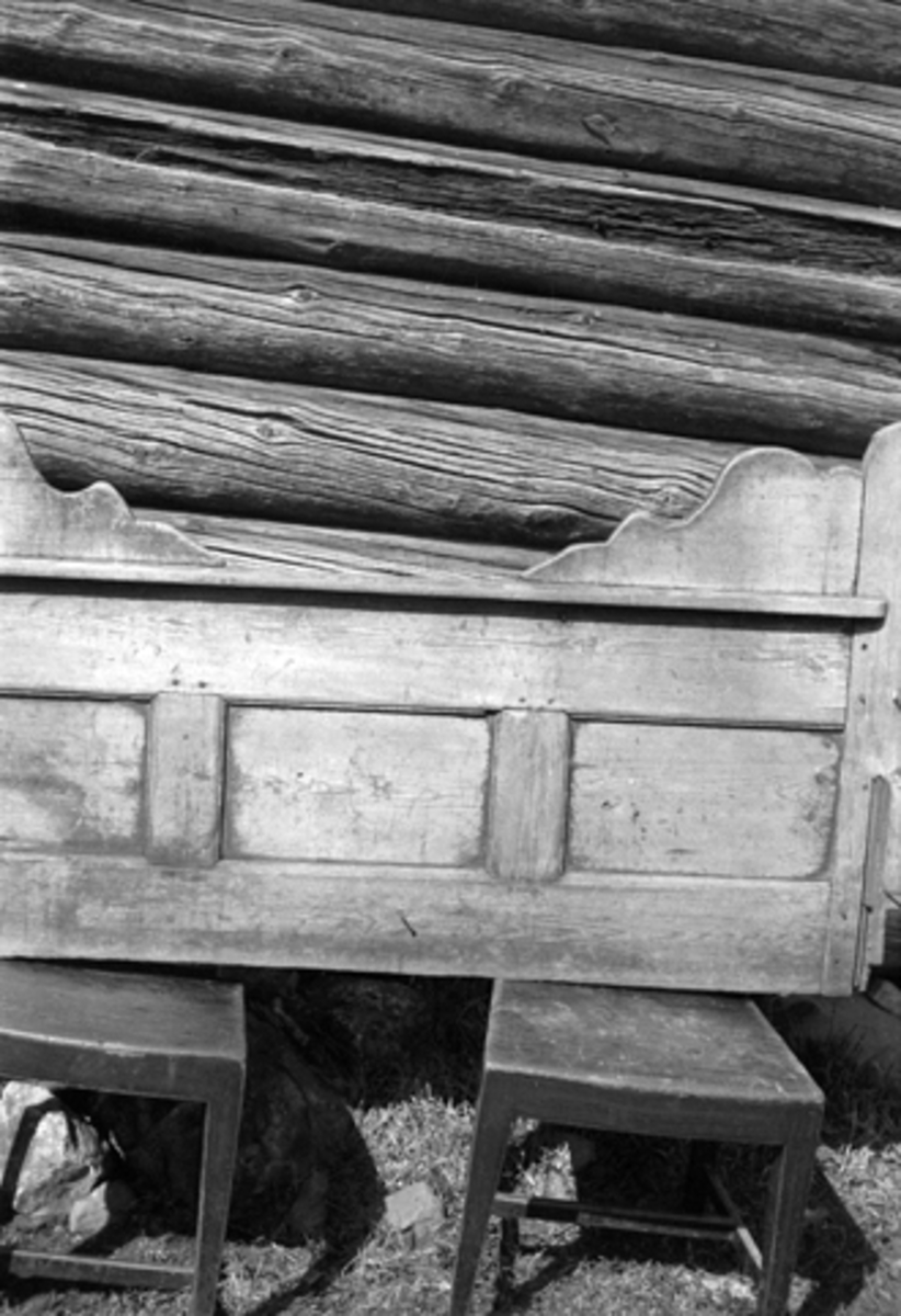 Toralv Bleken-Nilssen, TVET. TVEDT. SENGKARM. FURNES, Ringsaker. SENG. DETALJ SIDE.