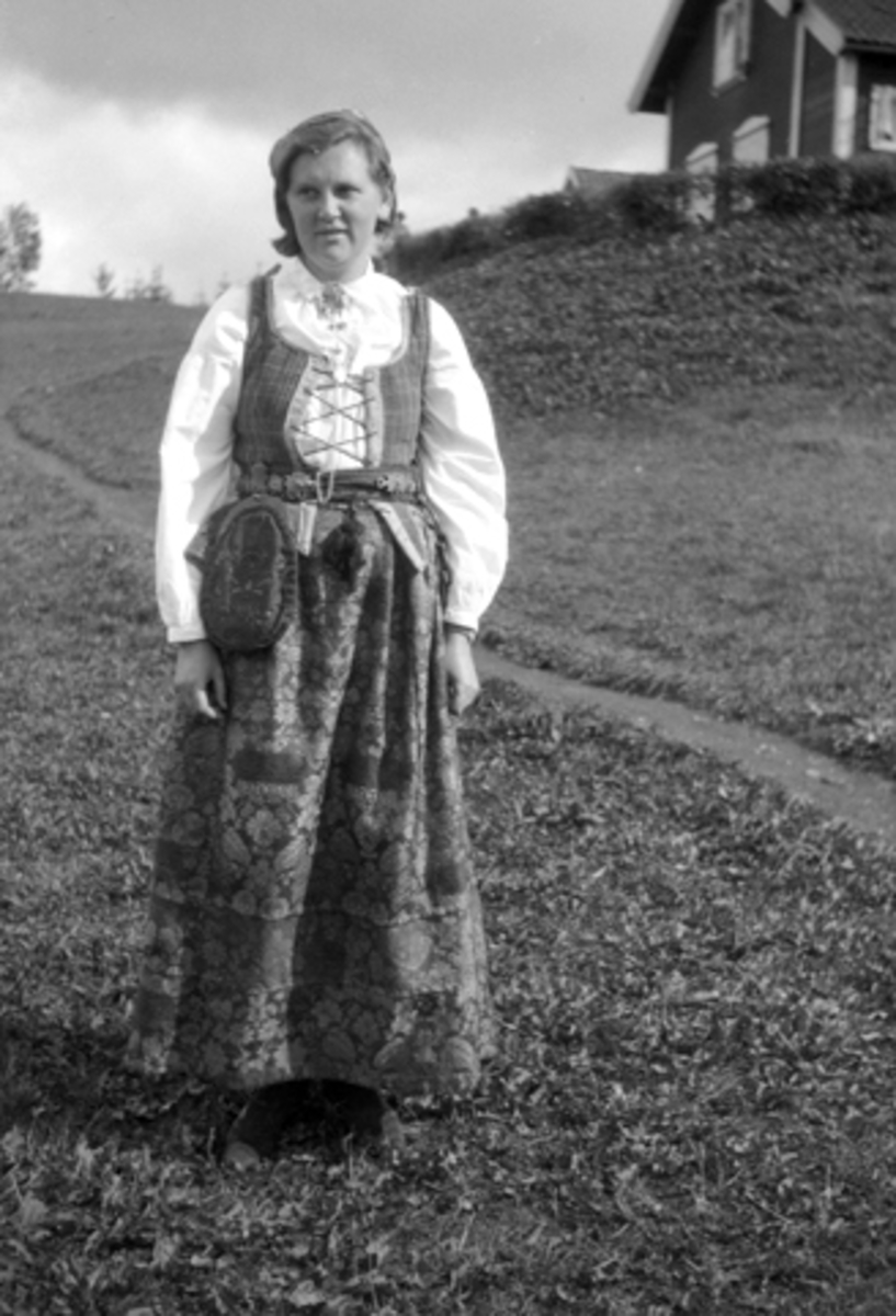 Toralv Bleken-Nilssen, HH. DRAKT. MODELL. FOLKEDRAKT, BUNAD, KVINNEDRAKT.