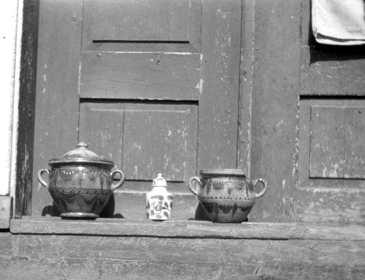 Toralv Bleken-Nilssen, BJØRNERUD. FURNES i Ringsaker. LEIRTØY. GRAUTPOTTER. Hedmarksmuseet.