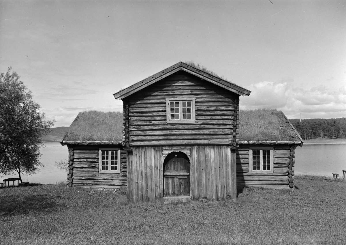 Anno Domkirkeodden, HDH. 19. BARFRØSTUA. EKSTR. FRONT. FASADE. TIDL. BELIGGENHET VED MJØSA.