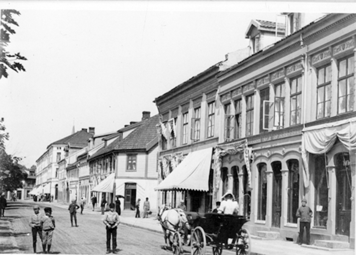 Anno Domkirkeodden, HAMAR, STRANDGATA 1894. LINDMARK GÅRDEN. HEST OG VOGN. BARN I GATA (HAMARBOKA 79) TIDL. 3391.