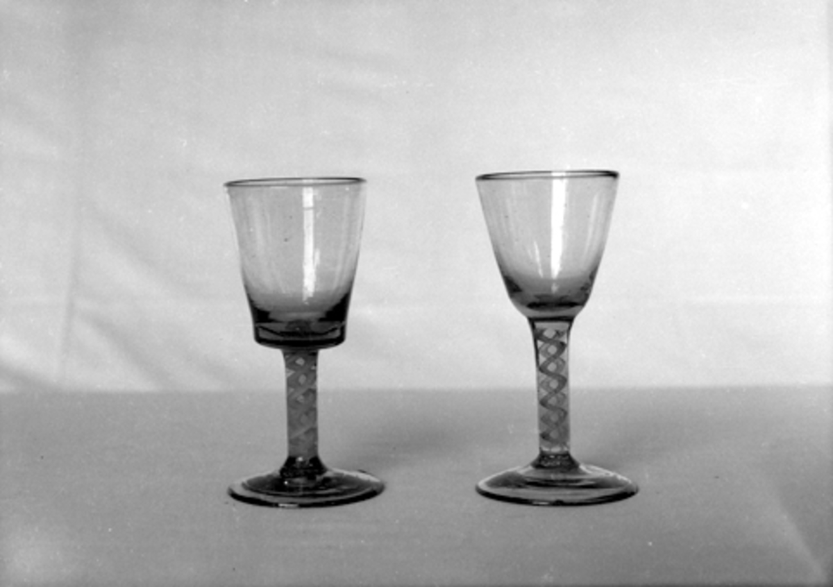Anno Domkirkeodden, 2 GLASS MED STETT