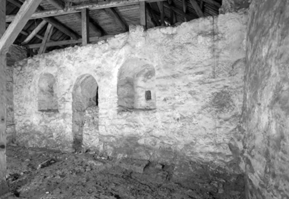 Anno Domkirkeodden, Arkeologiske undersøkelser i Hamar bispegård 1948, Storhamarlåvens midtfløy, sydvegg.