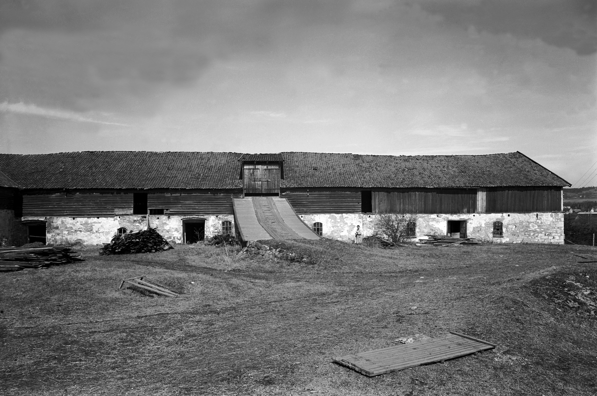 Normann Fotoatelier, Storhamarlåven, Hedmarksmuseet, Domkirkeodden, Hamar. Eksteriør, borggårdenboka "Storhamarlåven-en visuell oppdagelsesreise i Sverre Fehns arkitektur" utgitt av Hedmarksmuseet 2004. Foto Normann 08. 05. 1947.