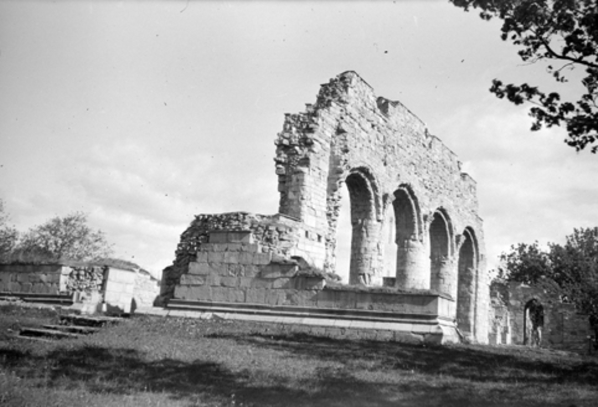 Toralv Bleken-Nilssen, DOMKIRKERUINENE, HKR. 200