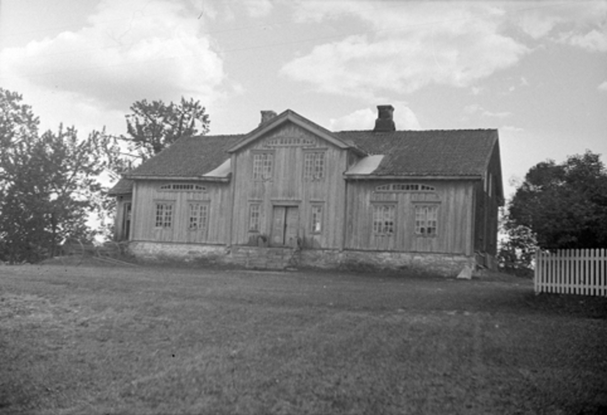 Toralv Bleken-Nilssen, HERSET GARD I VANG i Hamar kommune, FØDERØDSBYGNING, GNR. 65-