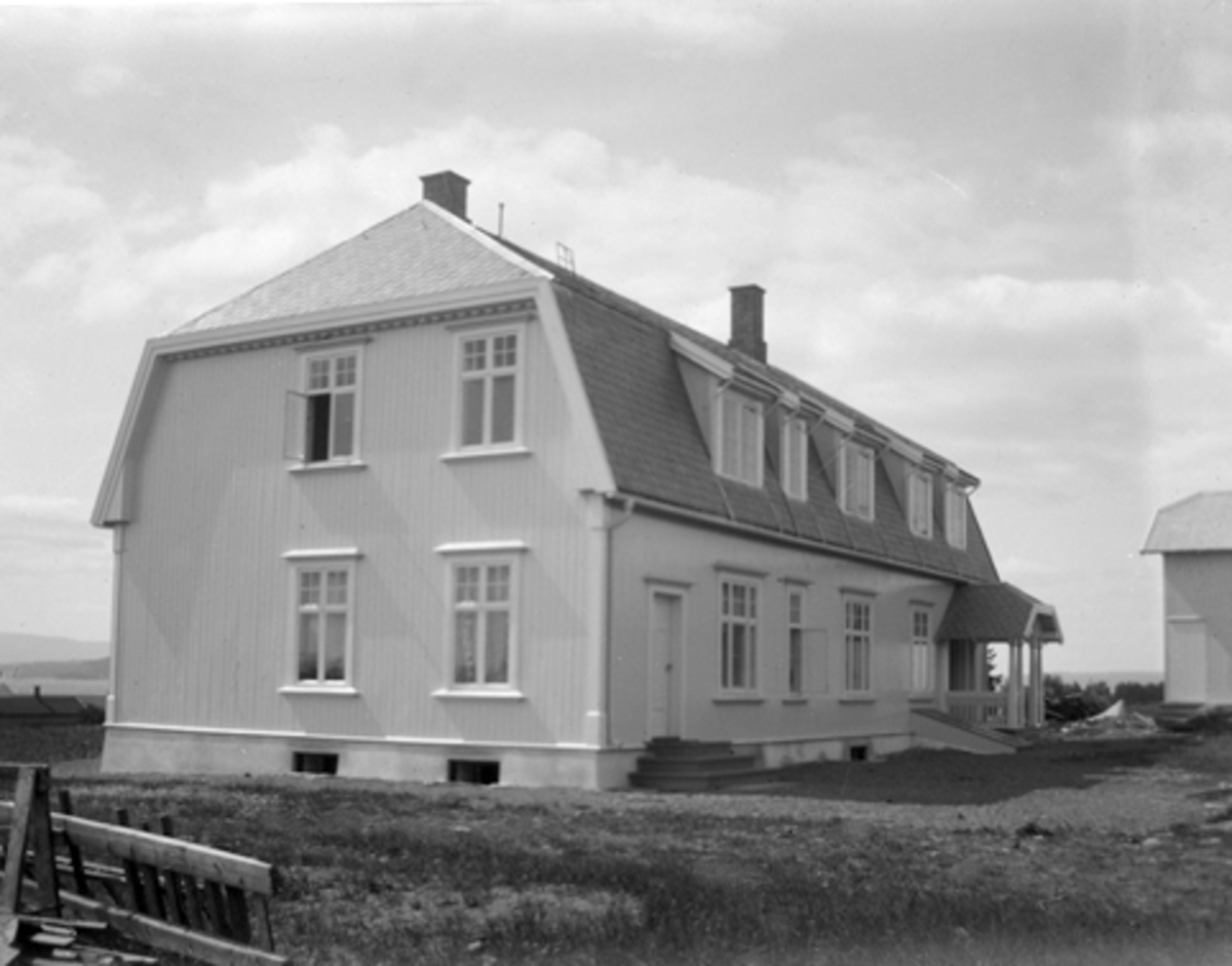 Anno Domkirkeodden, BANKKASSERER NILS ARSTADS VILLA PÅ STORHAMAR. , KARL SIGURDSONSGT. 22. GLASSPLATE.