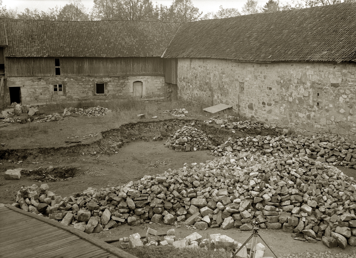 Anno Domkirkeodden, HAMAR BISPEGÅRD, HAMARKAUPANGEN, BORGGÅRDEN, STORHAMARLÅVEN, DOMKIRKEODDEN, UTGRAVING, ARKEOLOGI, 13. 10. 1948, FOTO 24.
